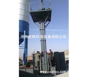 TD型斗式提升機(jī)由運行部分(料斗與牽引膠帶),帶有傳動滾筒的上部區(qū)段,帶有拉緊滾筒的下部區(qū)段,中間機(jī)殼,驅(qū)動裝置,逆止制動裝置等組成